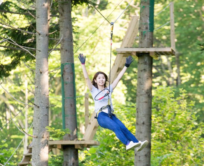 定山渓ファームのジップラインアトラクションを楽しむ女性客