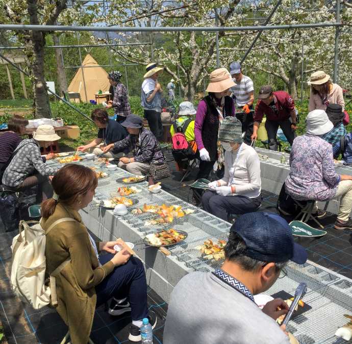 定山渓ファームでさくらんぼの花見BBQを楽しむ来園者