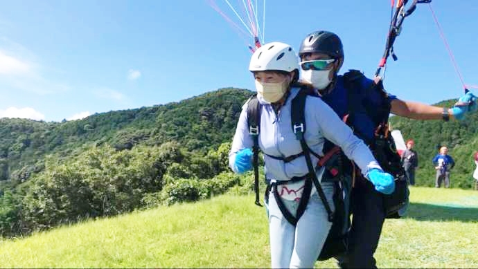 浜名湖パラグライダースクールで体験フライトをしている様子