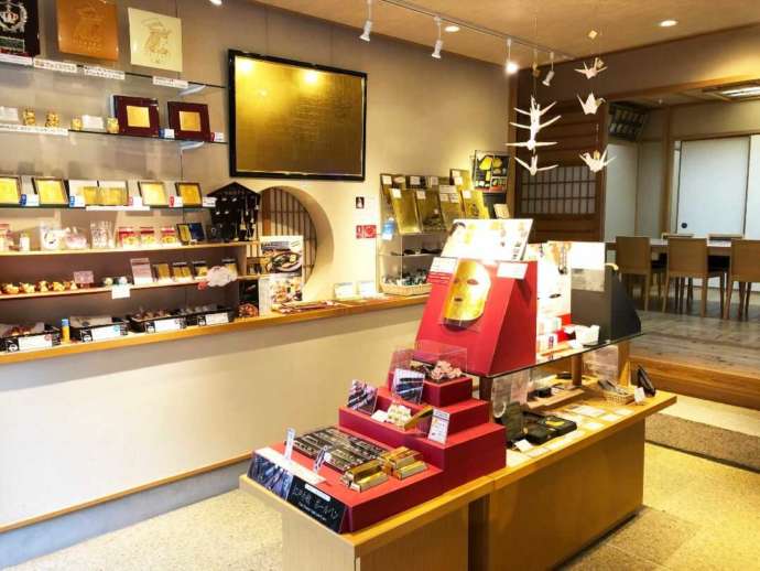 金箔工芸品のお土産が並ぶ「かなざわカタニ」店内