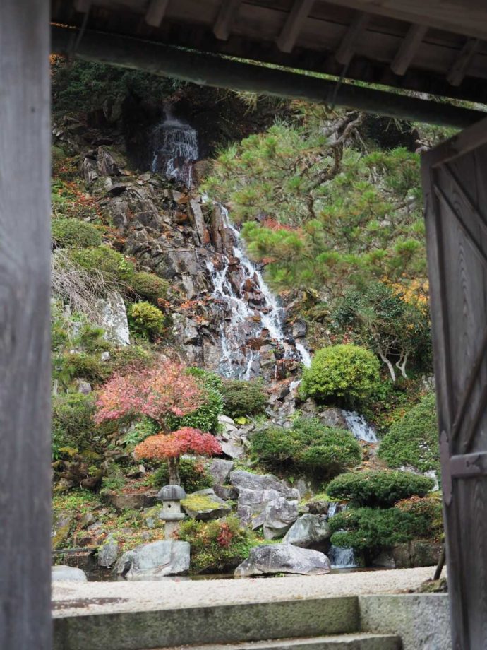 可部屋集成館にある岩浪の滝の様子