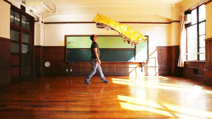 京都芸術センター内でのアートパフォーマンスの様子