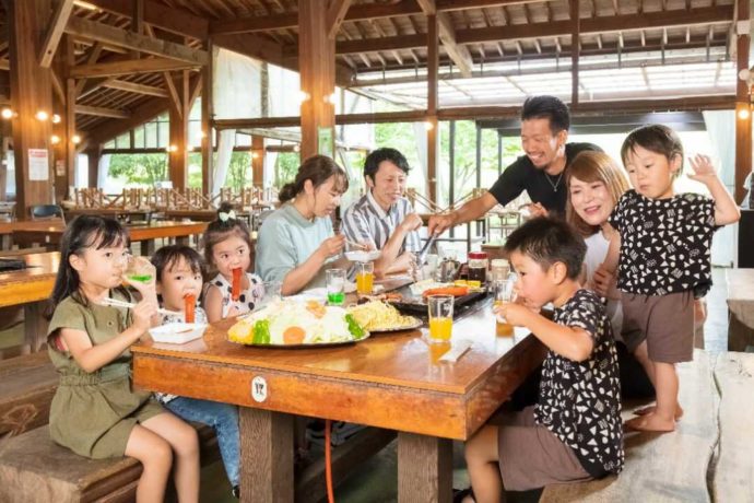 雨天対応のBBQハウスでBBQを楽しむ家族と子どもたち