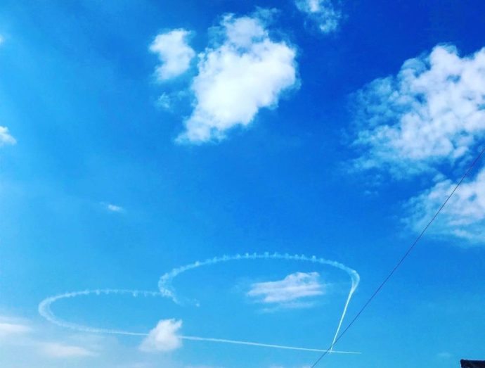 ゆのくにの森近くの小松空港の航空祭で描かれたハート型のひこうき雲