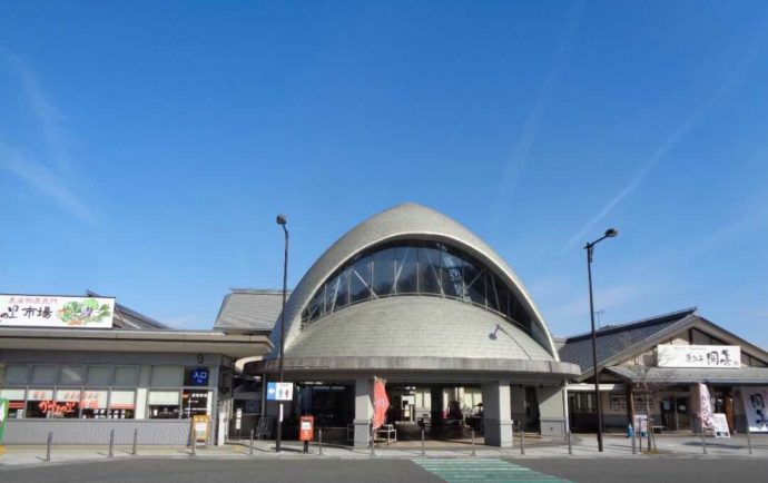 滋賀県竜王町にある「道の駅竜王かがみの里」の外観