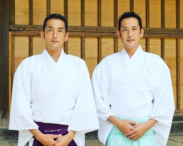 神奈川県三浦市の海南神社の宮司・米田郷海さん（左）