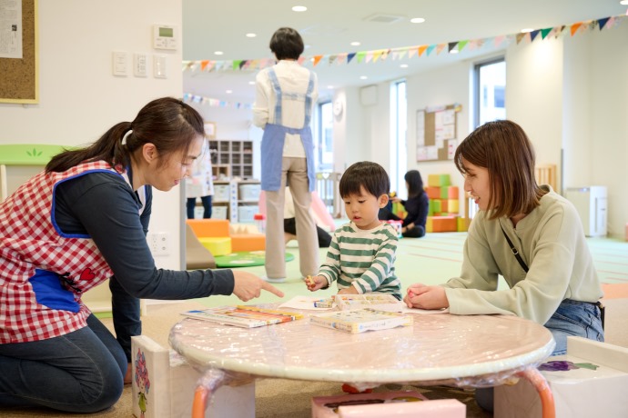 開成町にある駅前子育て支援センター「あじさいっこ」