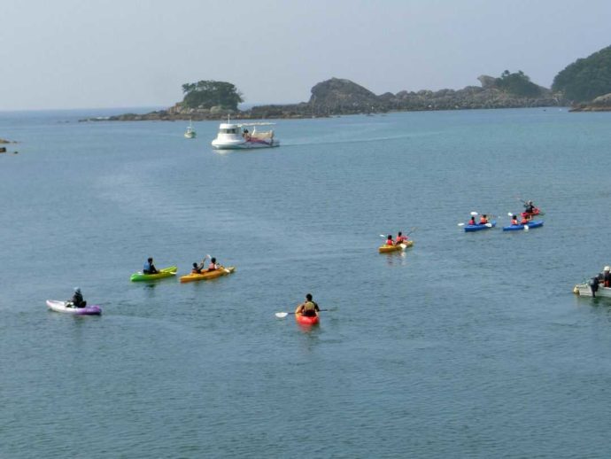 徳島県海部郡にある海洋自然博物館マリンジャムでシーカヤックを楽しむ人々