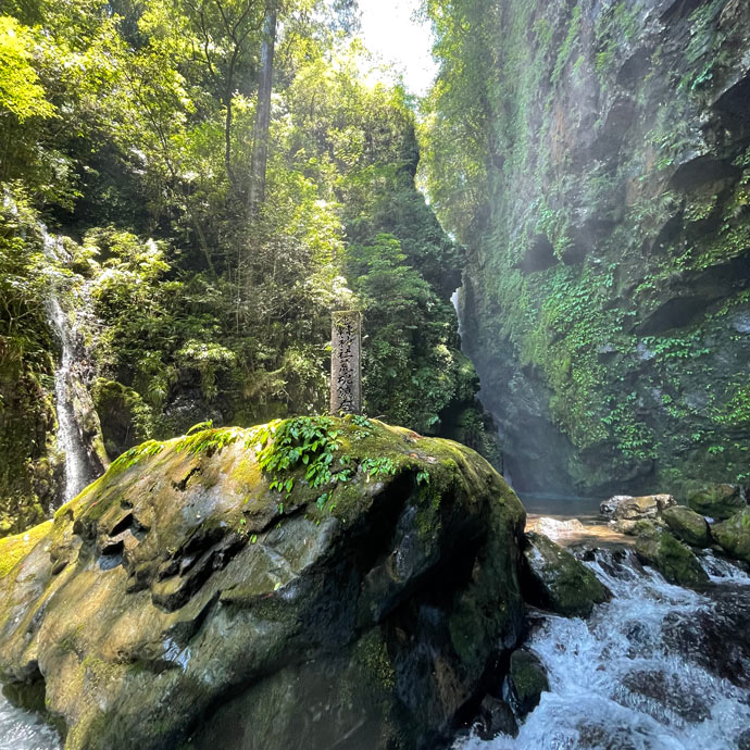 滝の水しぶき