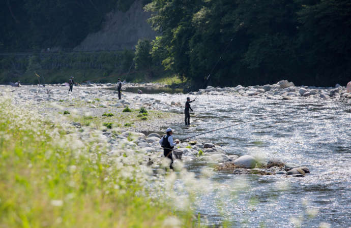 アユ釣りをする人々