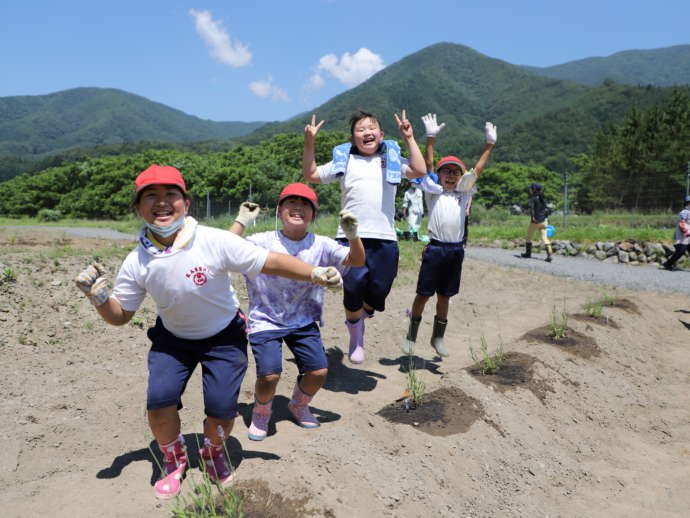 苗を植える子どもたち