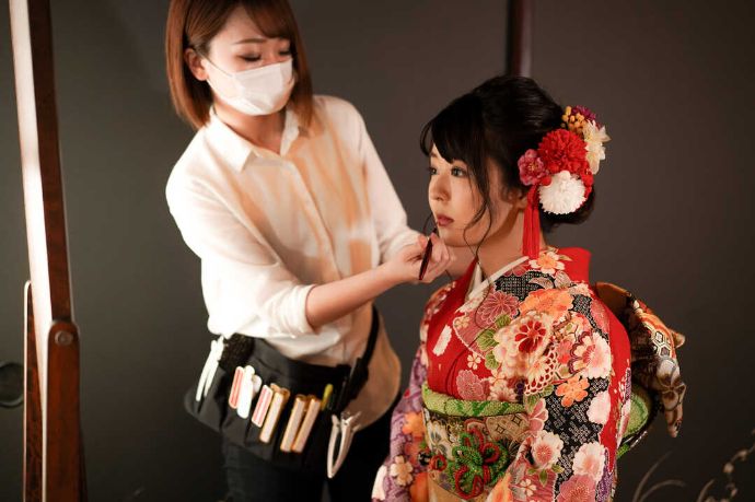 神奈川県鎌倉市にある鎌倉着物スタジオで行う和装ヘアメイクの様子