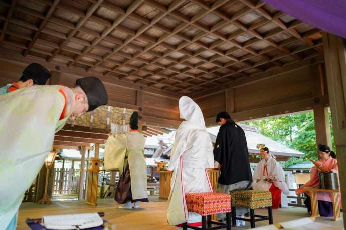 鎌倉宮の神前挙式で祝詞奏上を行う様子