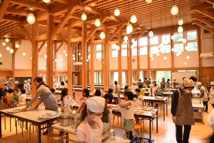 小学校の児童全員での給食の風景