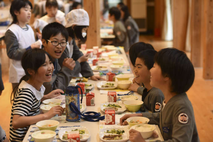 村岡小学校の給食風景