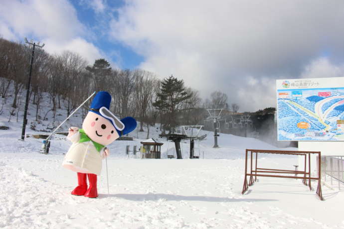 峰山高原のスキー場で写真を撮るご当地キャラのカーミン