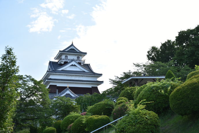 上山市にある上山城の外観