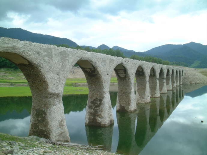 糠平湖にかかるタウシュベツ川橋梁