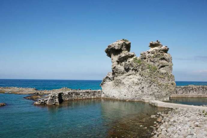 北海道神恵内村の海岸にあるキス熊岩