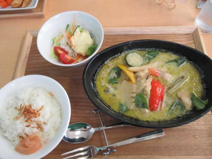 「花夢里にいつ」のcafé carrotのグリーンカレー