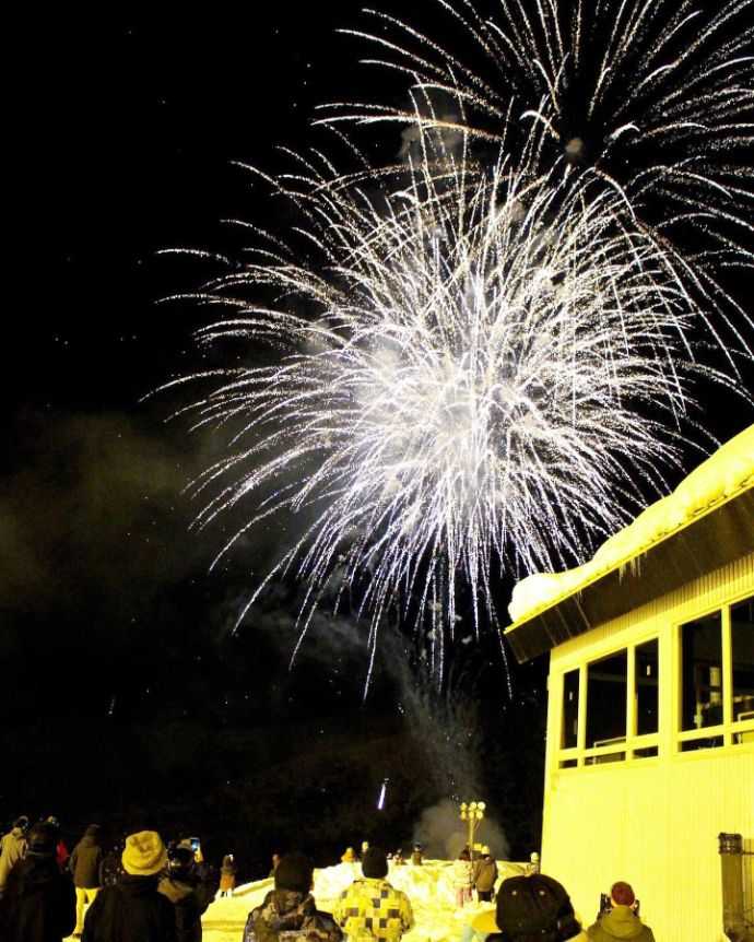 神立スノーリゾートの雪上花火を楽しむ人々