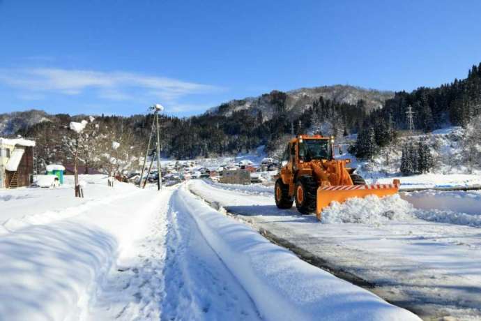 金山町に積もった雪を除雪している写真