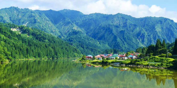 山々に囲まれた金山町の景観