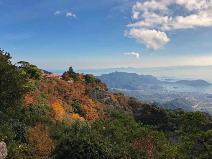 「寒霞渓ロープウェイ」沿線の観光スポット「鷹取展望台」から紅葉と「第二展望台」を望む