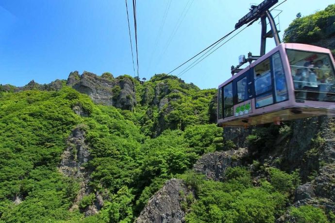 「寒霞渓ロープウェイ」の車窓から眺める「表神懸八景 層雲壇」