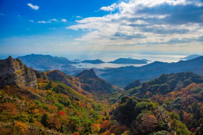 「寒霞渓ロープウェイ」沿線の観光スポット「第一展望台」から望む秋の紅葉