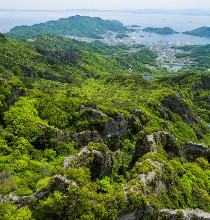 「寒霞渓ロープウェイ」沿線から見られる断崖絶壁「表神懸八景 層雲壇」