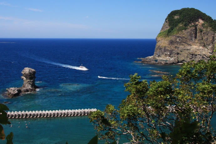 積丹町黄金岬エリアの水中展望船が海原を進む景色