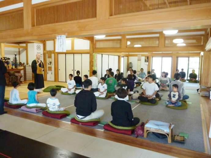 観音寺の坐禅会の様子