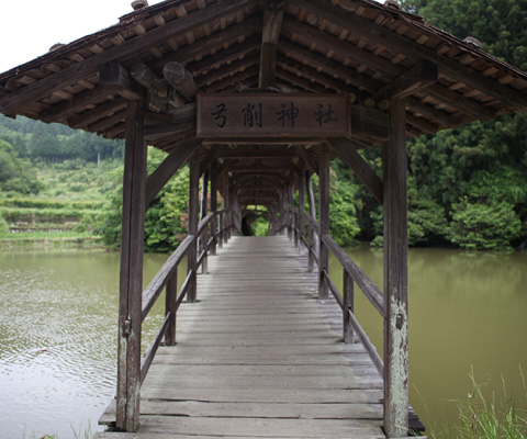 川にかかる屋根付き橋