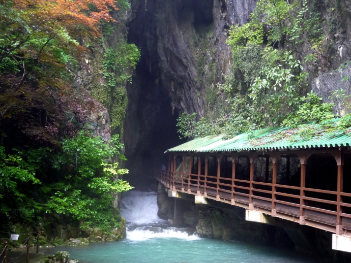 美祢市の秋芳洞の入口