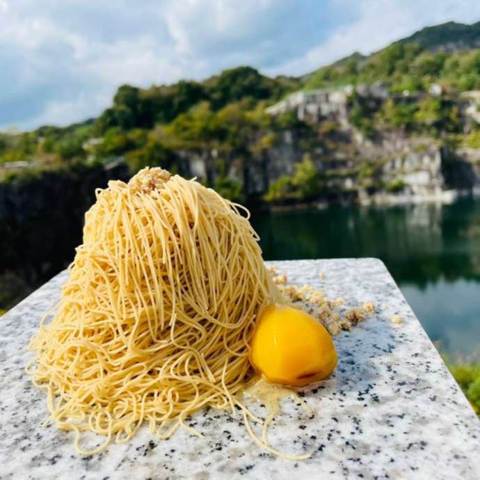 湖を背景にしたモンブラン