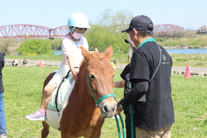 笠松町のイベントで行われたポニーの乗馬体験