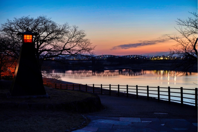 笠松町の夕暮れに見られる川沿いの風景