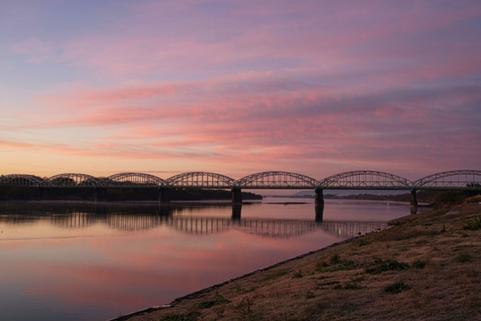 笠松町を流れる木曽川と橋