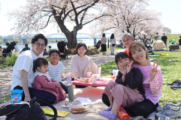 笠松みなと公園での春祭りに参加したファミリー