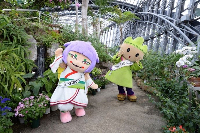 橿原市にある昆虫館で写真を撮るこだいちゃんとさららちゃん