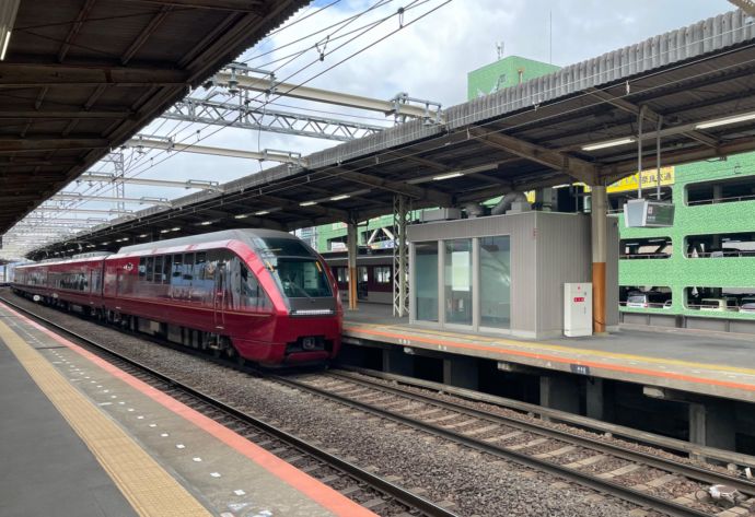 橿原市の駅に停車する特急ひのとり