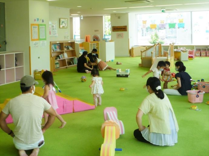 橿原市にあるこども広場で遊ぶ親子写真