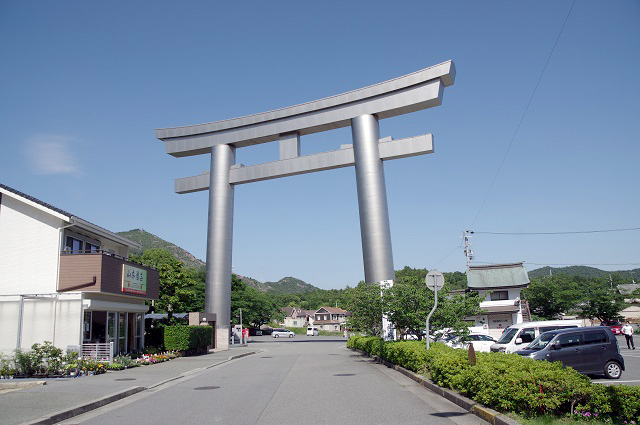 鹿嶋神社のチタン製大鳥居