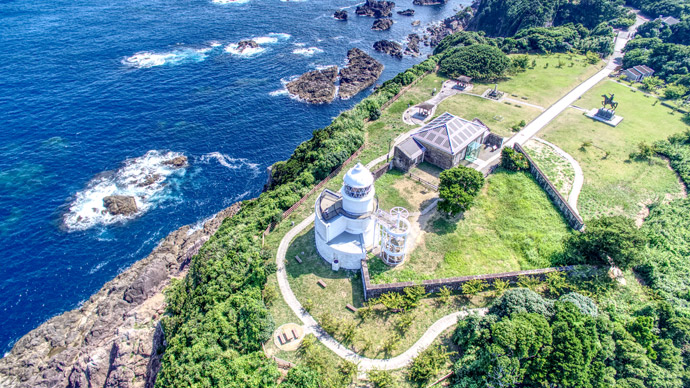 串本町にある「樫野埼灯台」を上空から見た写真