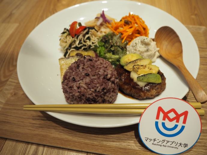 「祇園茶寮×タニタカフェ」でオススメの「アボカドと焦がしチーズのわさびマヨソースバーグワンプレート」