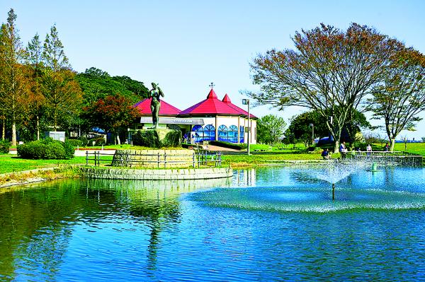 歩崎公園から見える湖とかすみがうら市水族館の写真