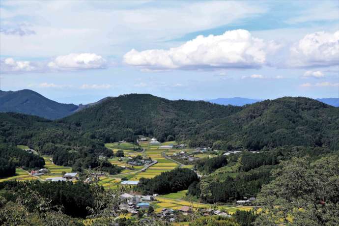 山に囲まれた天野地域の様子