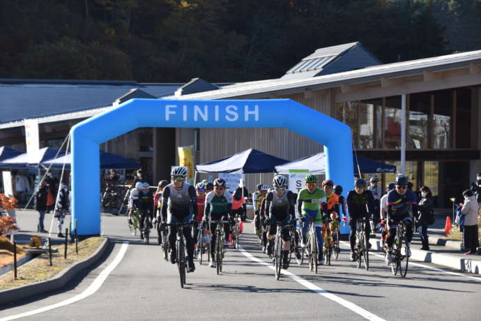 葛尾村で開かれた自転車レース「ツール・ド・かつらお」の様子