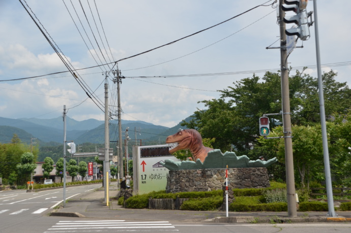 【村岡町】郡町交差点にある恐竜のモニュメント